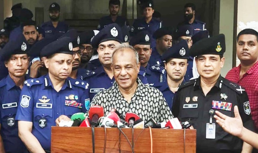 নির্বাচনের আগে লুট হওয়া ও অবৈধ অস্ত্র উদ্ধার হবে : স্বরাষ্ট্র উপদেষ্টা